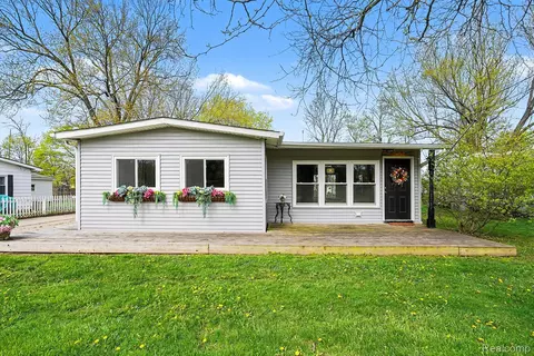 717 Oak Park Dr, Fenton, MI 48430