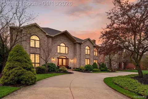 8657 Marquette Dr, Grosse Ile, MI 48138
