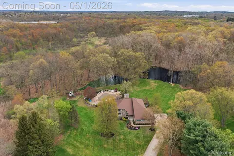 7527 Koby Ct, White Lake, MI 48383