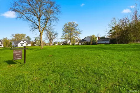 8946 Potowatomi Dr, Grosse Ile, MI 48138