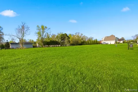 21 Potowatomi Dr, Grosse Ile, MI 48138