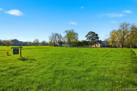 22 Potowatomi Dr, Grosse Ile, MI 48138
