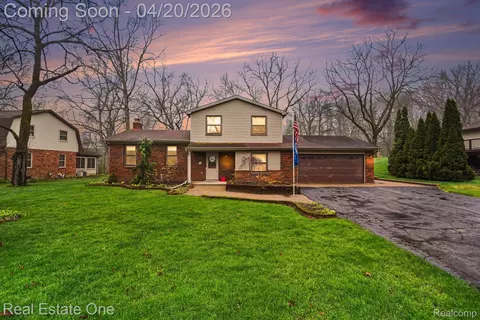 1355 Grebe Rd, Highland, MI 48357