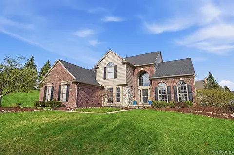 13982 Pleasant View Ct, Plymouth, MI 48170