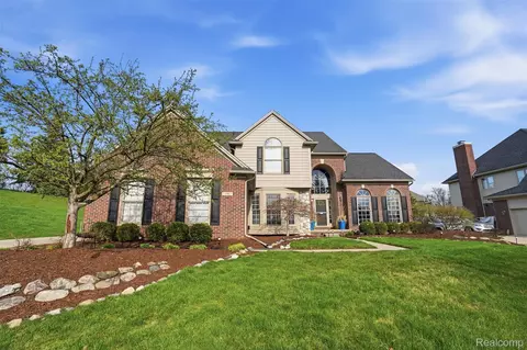 13982 Pleasant View Ct, Plymouth, MI 48170