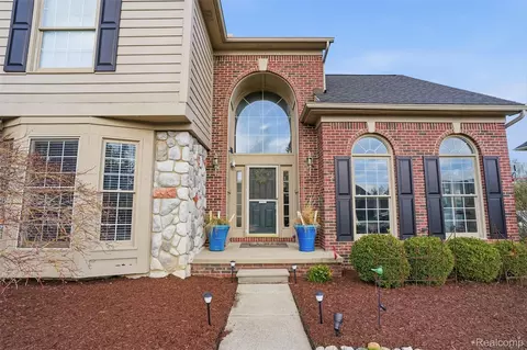 13982 Pleasant View Ct, Plymouth, MI 48170