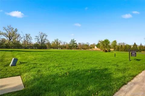 25 Potowatomi Dr, Grosse Ile, MI 48138