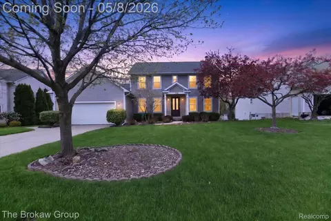 712 Layman Creek Cir, Grand Blanc, MI 48439