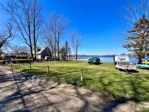 11280 Patterson Lake Dr, Putnam, MI 48169
