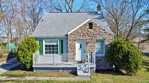 3556 Brookdale Ln, Waterford, MI 48328