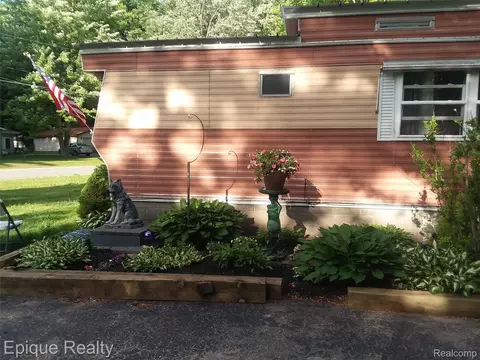 102 Ridgeview Dr, Denton, MI 48651