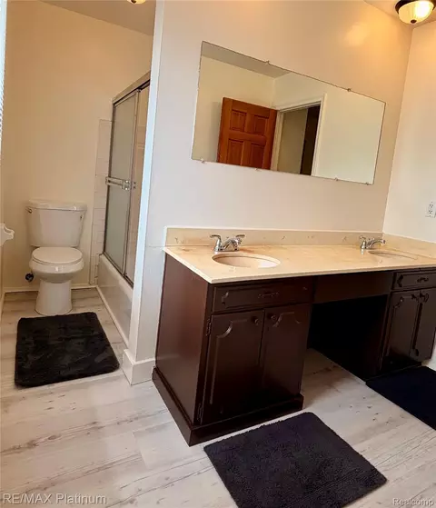 Bath - 3428 River Birch Dr, Flint, MI 48532 photo 2 of 3