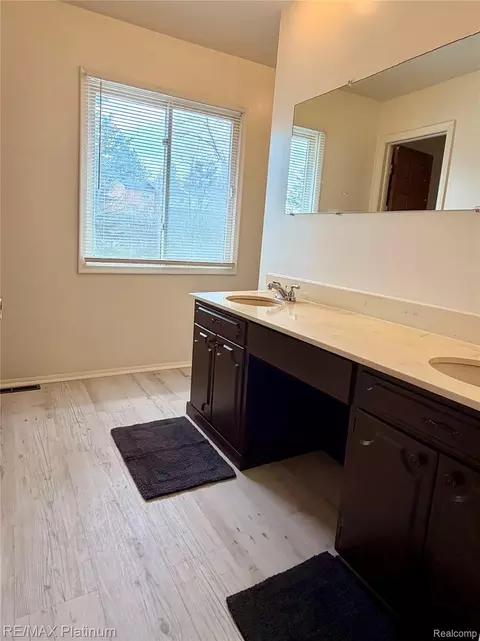 Bath - 3428 River Birch Dr, Flint, MI 48532 photo 3 of 3