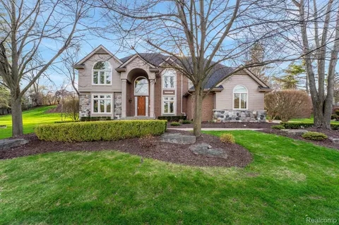 2562 Sequoia Ct, Bloomfield Hills, MI 48304