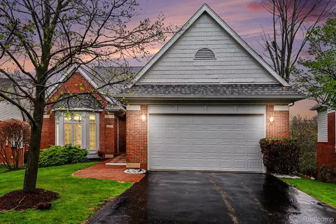 6426 Country Shire Ln, West Bloomfield, MI 48323