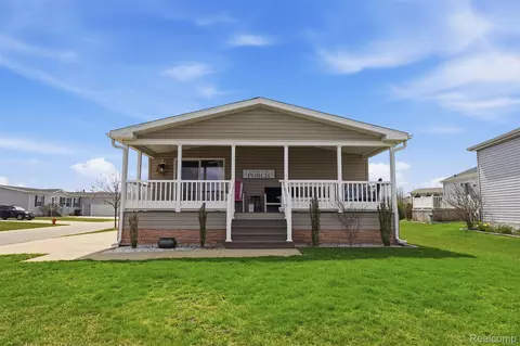 4425 Wynnwood Dr, Howell, MI 48843