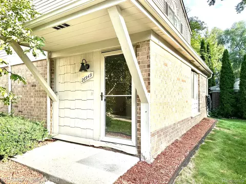 26949 Farmbrook Villa Dr #96, Southfield, MI 48034