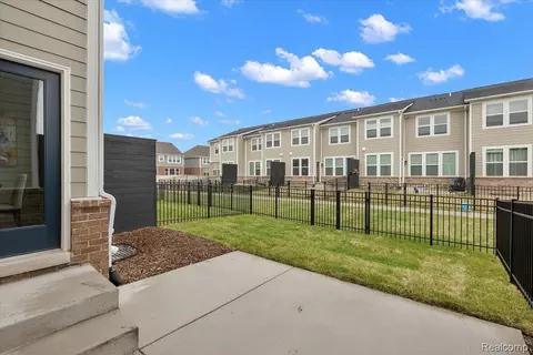 Exterior - 809 Cortland Ln, Troy, MI 48085 photo 4 of 5