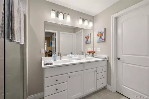 Bath - 809 Cortland Ln, Troy, MI 48085 photo 2 of 7
