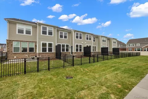 Exterior - 809 Cortland Ln, Troy, MI 48085 photo 2 of 5