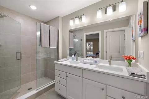 Bath - 809 Cortland Ln, Troy, MI 48085 photo 4 of 7