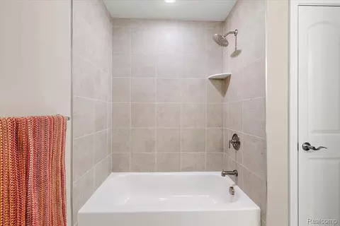 Bath - 809 Cortland Ln, Troy, MI 48085 photo 7 of 7