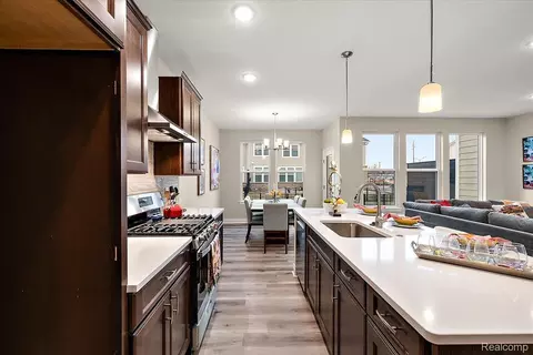 Kitchen - 809 Cortland Ln, Troy, MI 48085 photo 4 of 5