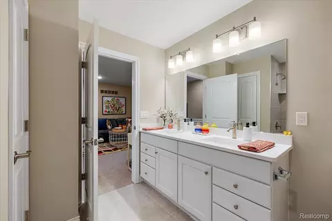 Bath - 809 Cortland Ln, Troy, MI 48085 photo 1 of 7