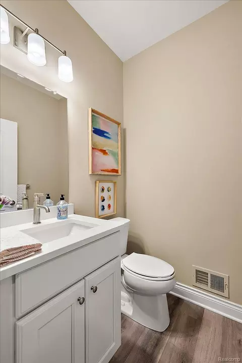 Bath - 809 Cortland Ln, Troy, MI 48085 photo 3 of 7