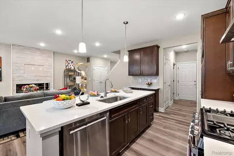 Kitchen - 809 Cortland Ln, Troy, MI 48085 photo 3 of 5