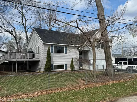 2365 Hartford Ave, Waterford, MI 48327