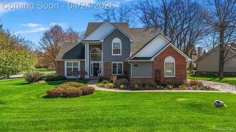 2895 Water Oaks Dr, West Bloomfield, MI 48324