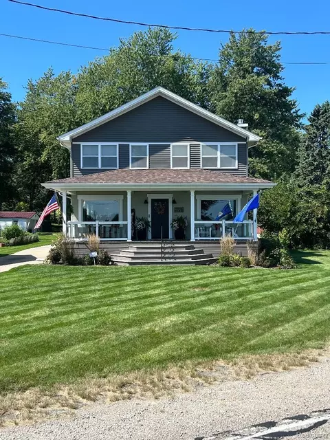 1018 River Rd, Marysville, MI 48040