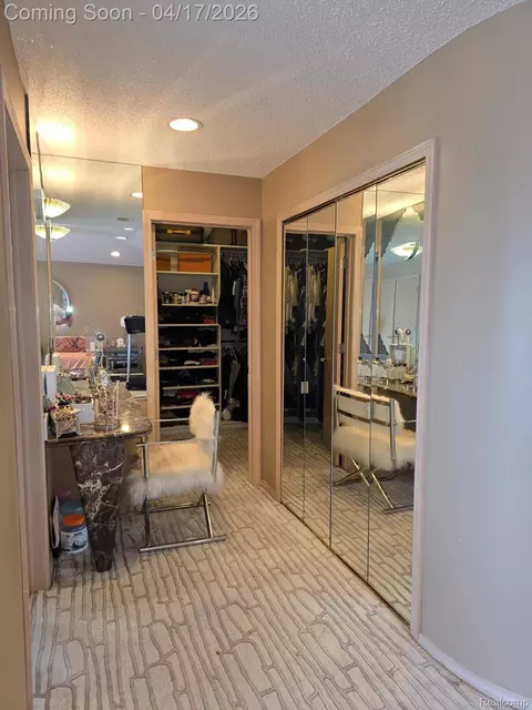 29614 Kenloch Dr, Farmington Hills, MI 48331 | MLS# 20261025190