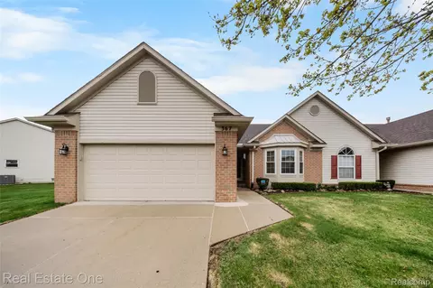 367 N Oak Dr, Commerce, MI 48390