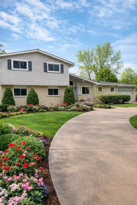19339 Starlane St, Southfield, MI 48075