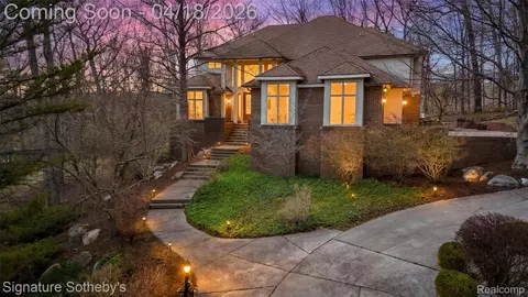 2131 Birchwood Way, Bloomfield Hills, MI 48302