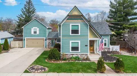 208 W Rockwell St, Fenton, MI 48430