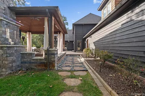 Exterior - 25325 Devon Ln, Franklin, MI 48025 photo 6 of 12