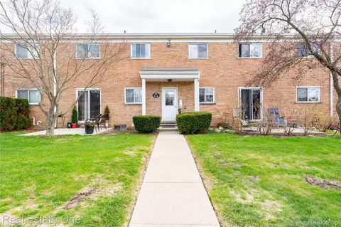801 W Long Lake Rd #4, Bloomfield Hills, MI 48302