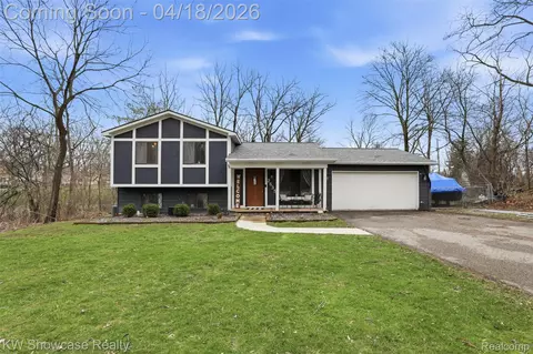 2635 Silverdown Ct, Waterford, MI 48328