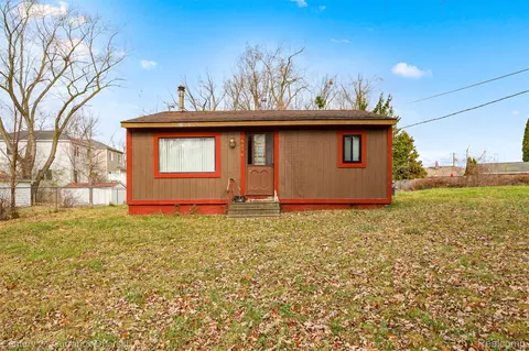 5094 Coshocton Dr, Waterford, MI 48327