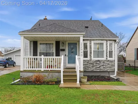 22940 Maxine St, Saint Clair Shores, MI 48080
