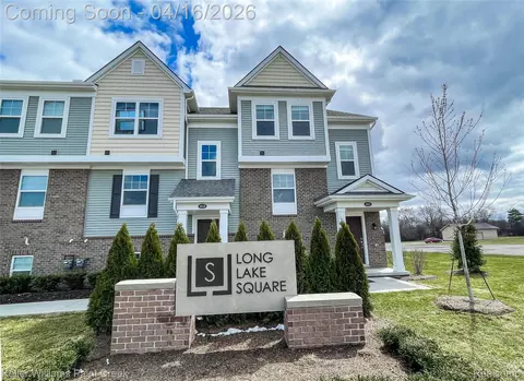 4957 Treeside Ln, Troy, MI 48098