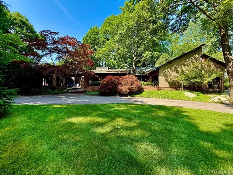 275 Pine Ridge Dr, Bloomfield Hills, MI 48304