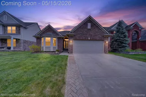 28657 Oakmonte Cir W, Lyon, MI 48165