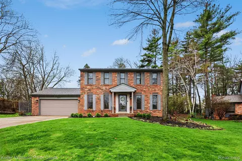 2824 Lunar Ct, Orion, MI 48360