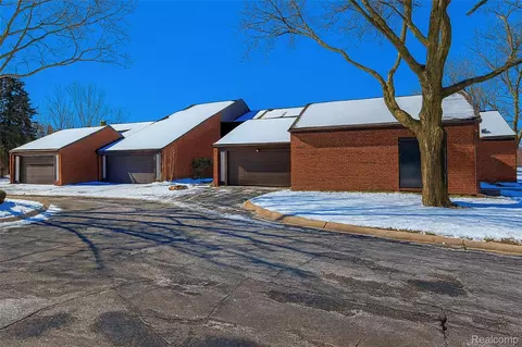3082 Lindenwood Dr, Dearborn, MI 48120
