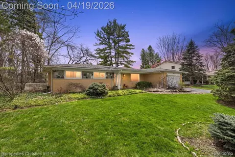 38482 Applewood St, Clinton Township, MI 48036