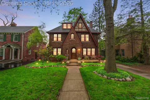 26329 York Rd, Huntington Woods, MI 48070